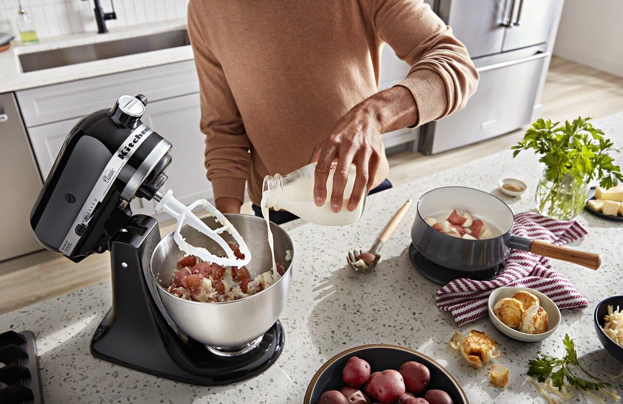 KitchenAid Classic Series 4.5 Quart Tilt-Head Stand Mixer K45SS, White