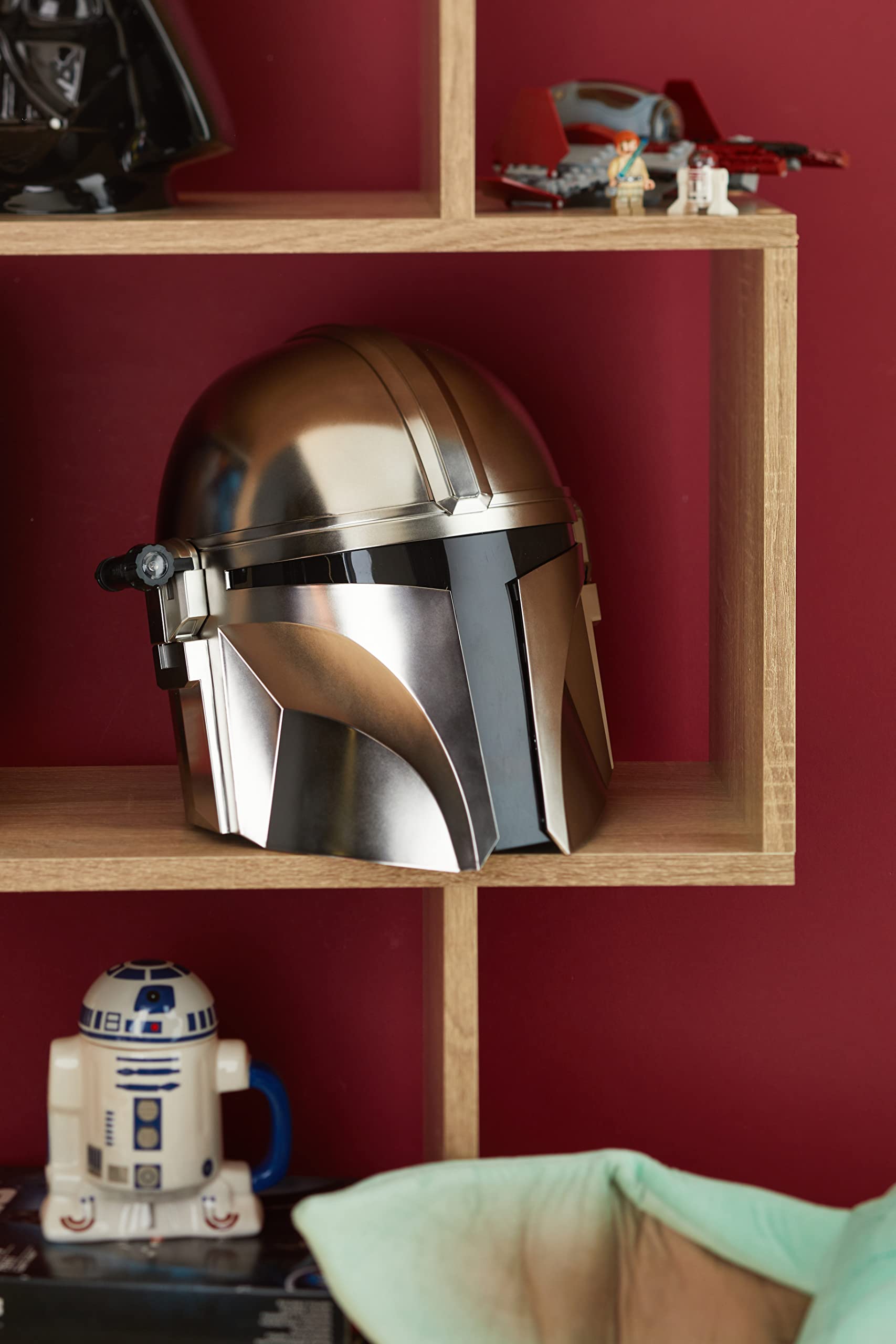STAR WARS The Black Series The Mandalorian Premium Electronic Helmet Roleplay Collectible: Mandalorian Elec Helmet