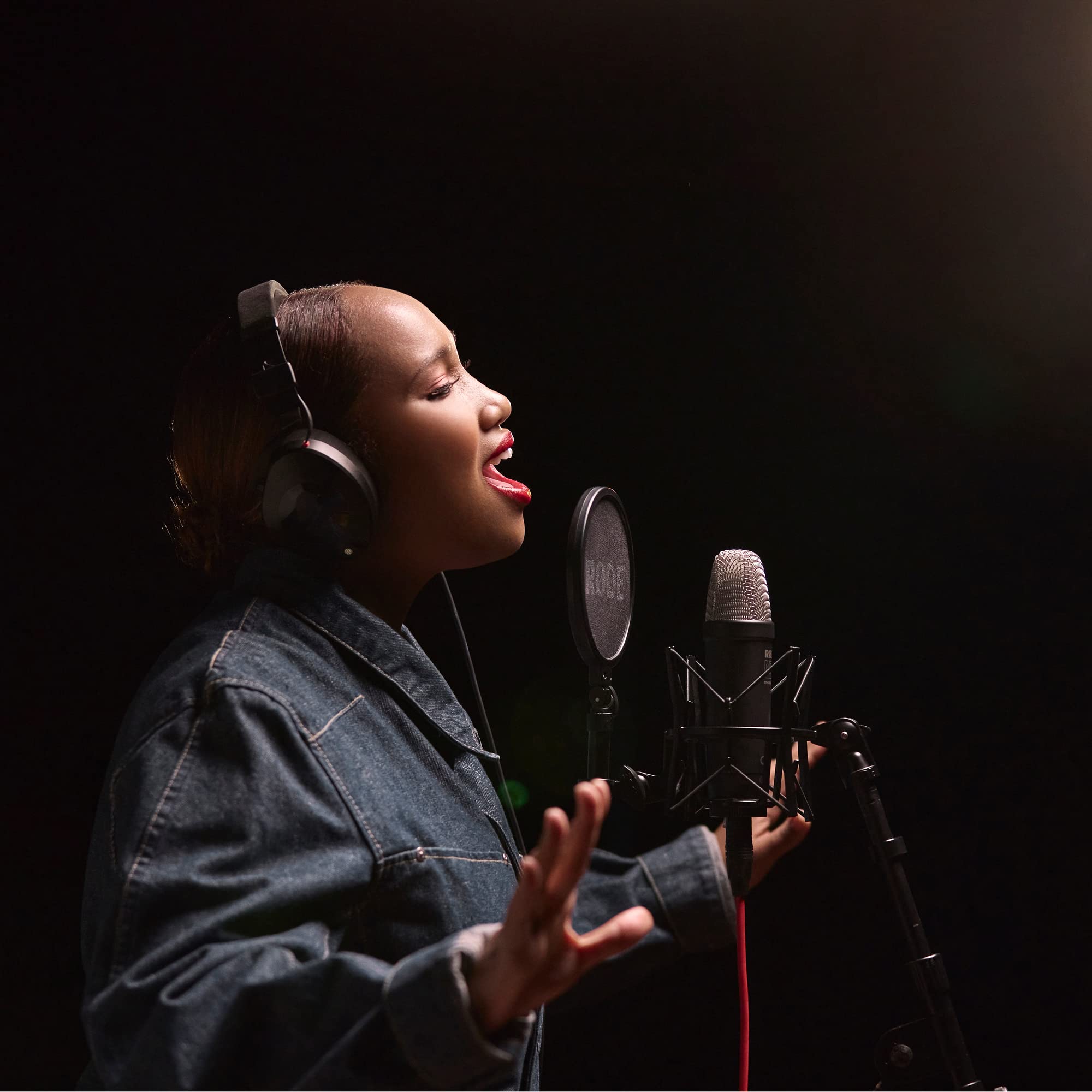 RØDE NT1 5th Generation Large-diaphragm Studio Condenser Microphone with XLR and USB Outputs, Shock Mount and Pop Filter for Music Production, Vocal Recording and Podcasting (Black): NT1 5th Gen Black