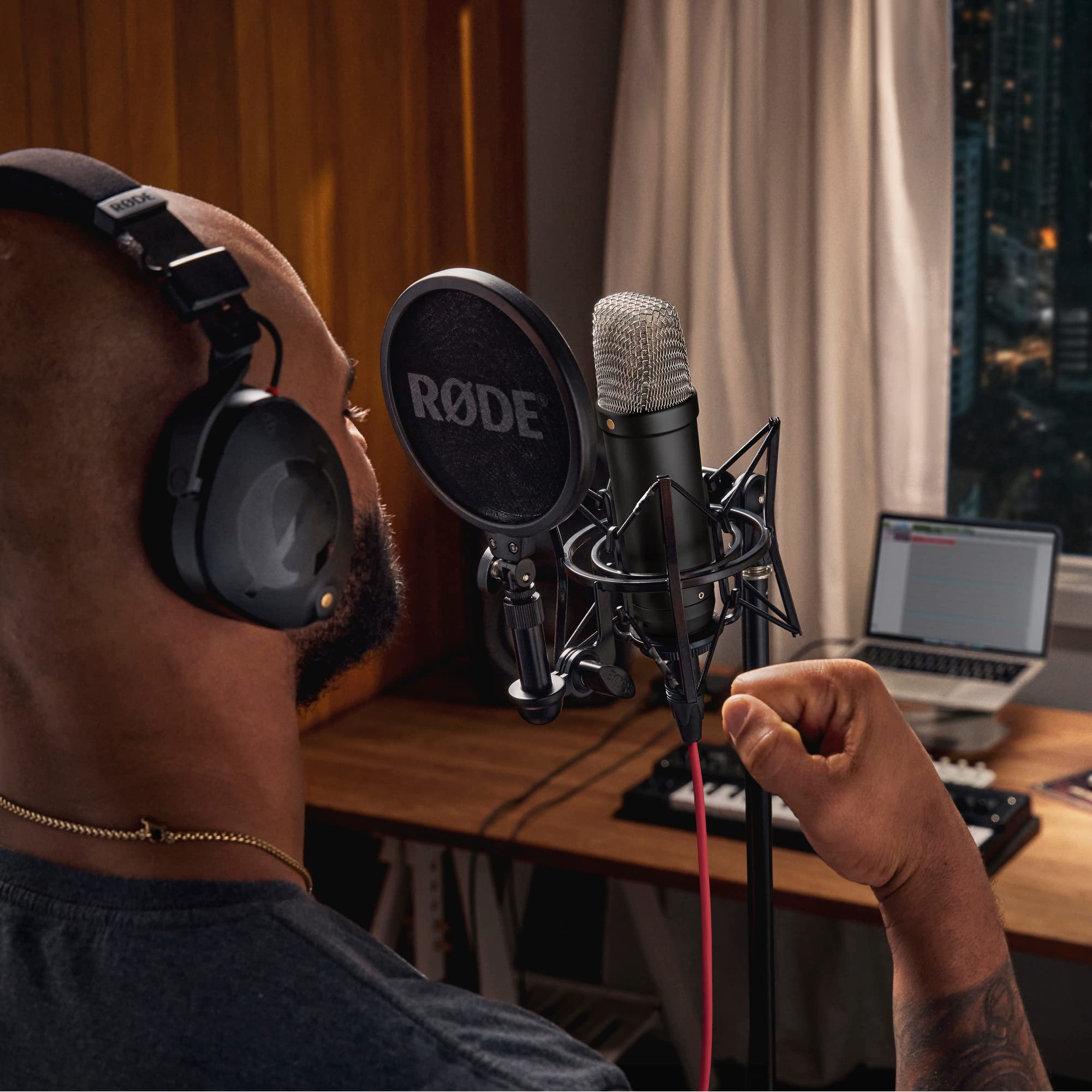 RØDE NT1 5th Generation Large-diaphragm Studio Condenser Microphone with XLR and USB Outputs, Shock Mount and Pop Filter for Music Production, Vocal Recording and Podcasting (Black): NT1 5th Gen Black