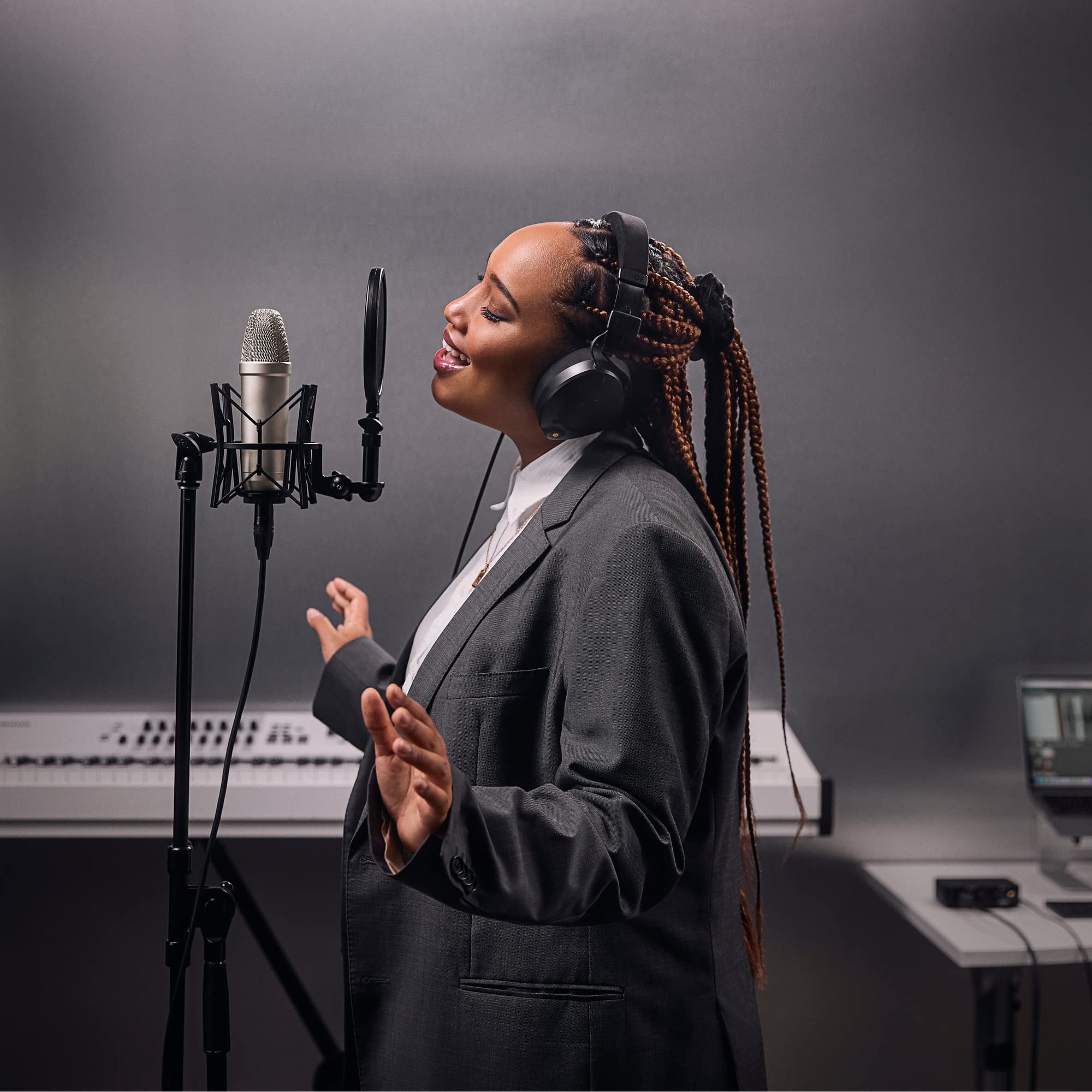 RØDE NT1 5th Generation Large-diaphragm Studio Condenser Microphone with XLR and USB Outputs, Shock Mount and Pop Filter for Music Production, Vocal Recording and Podcasting (Black): NT1 5th Gen Silver