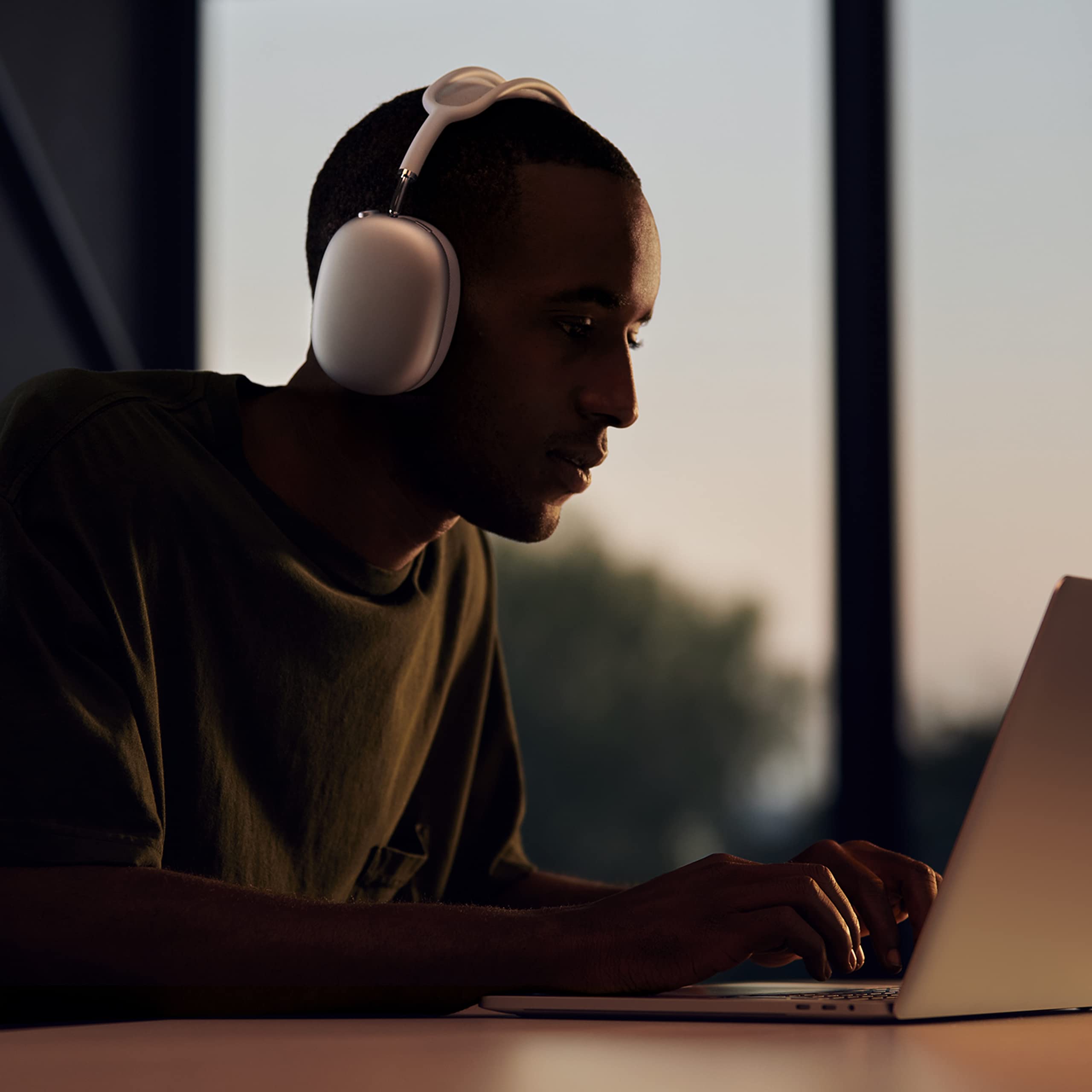 Apple AirPods Max Wireless Over-Ear Headphones, Active Noise Cancelling, Transparency Mode, Personalized Spatial Audio, Dolby Atmos, Bluetooth Headphones for iPhone – Space Gray: Apple AirPods Max Wireless Over-Ear Headphones, Active Noise Cancelling, Transparency Mode, Personalized Spatial Audio, Dolby Atmos, Bluetooth Headphones for iPhone – Green
