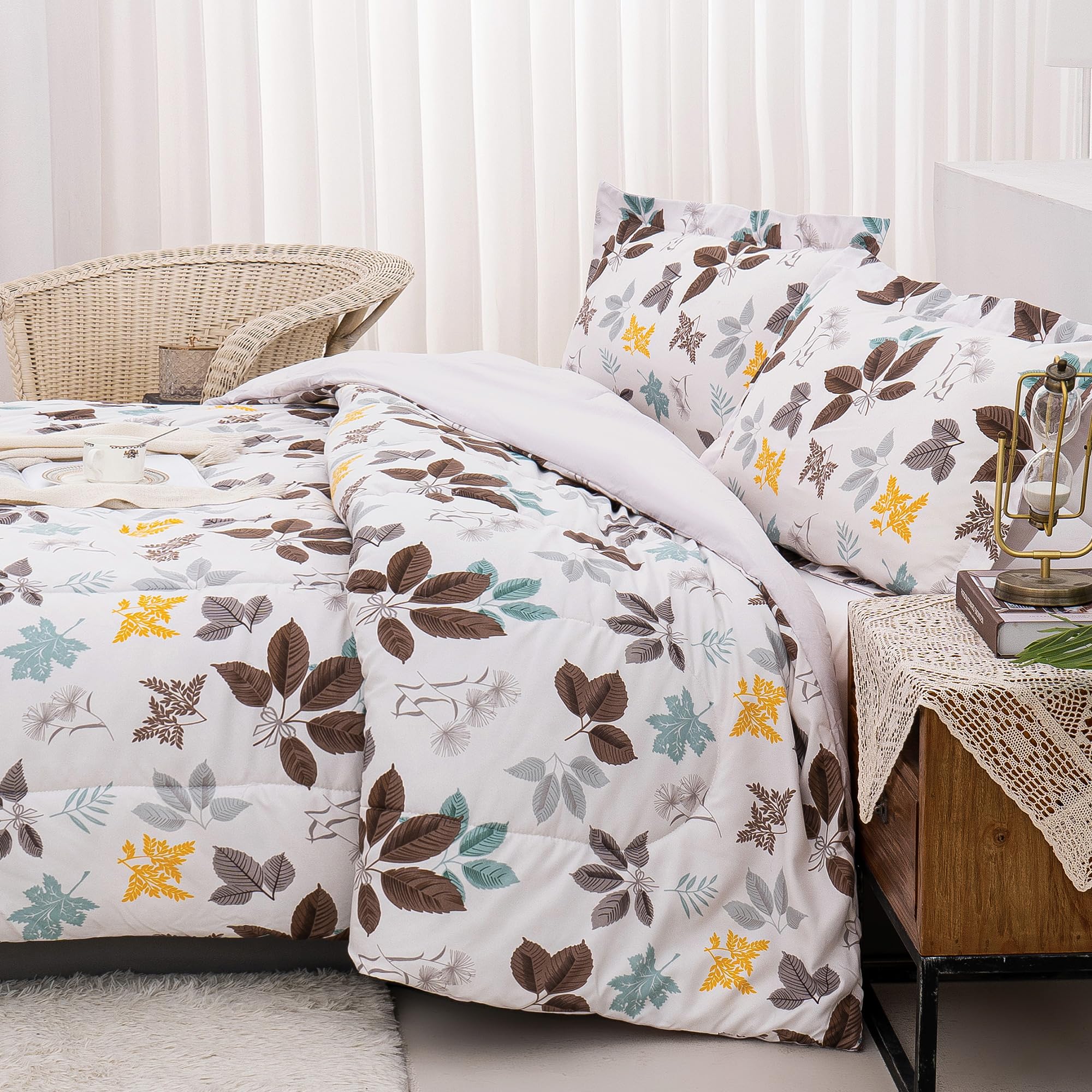 Mooreeke Floral Queen Size Comforter Sets, Lightweight Purple Lavender Botanical Printed Bedding for All Seasons, 3-Piece Vintage Bed in a Bag with Fluffy Quilted Reversible Comforter & 2 Pillow Shams