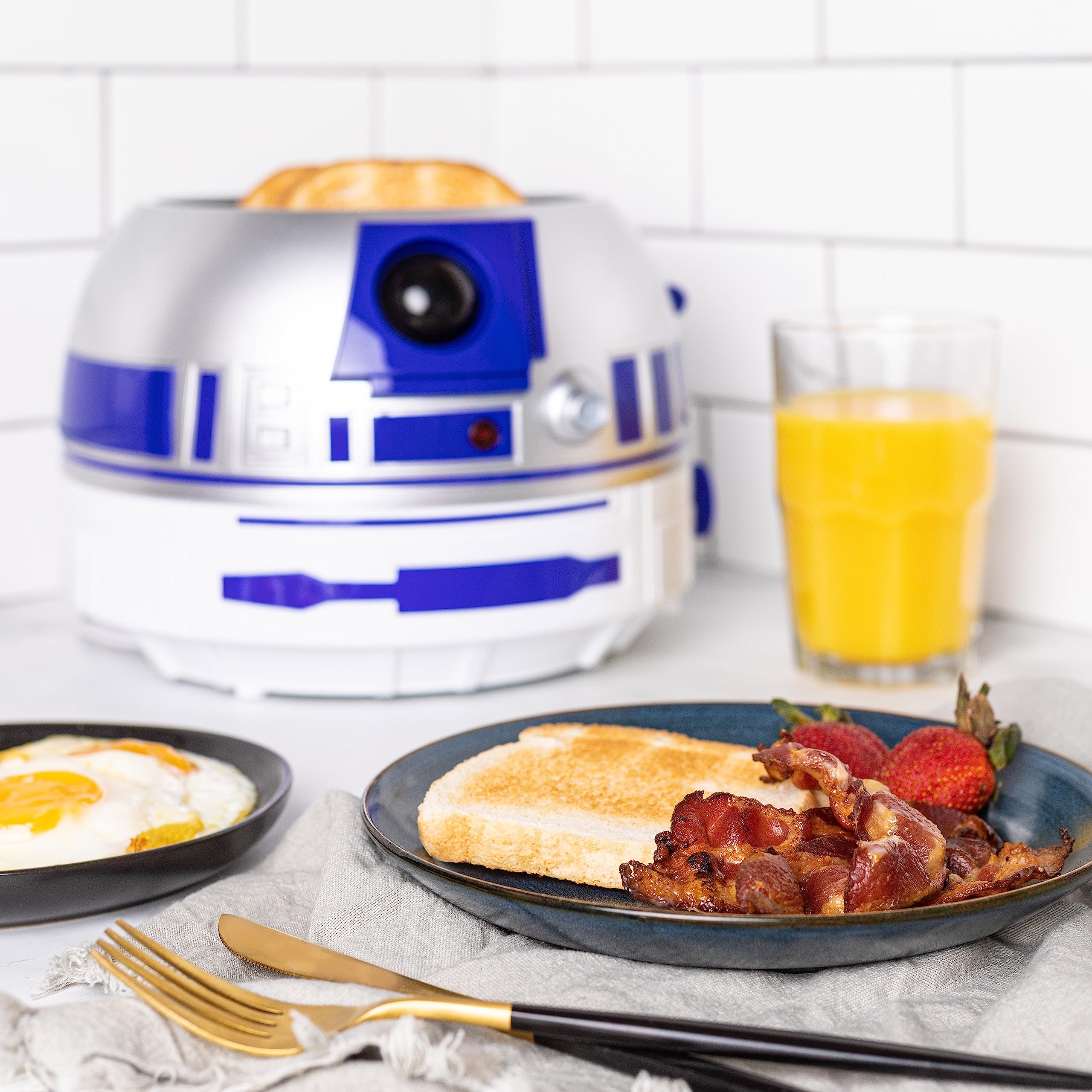 Uncanny Brands Star Wars R2D2 Deluxe Toaster - Lights-Up and Makes Sounds Like Artoo: Star Wars R2-D2