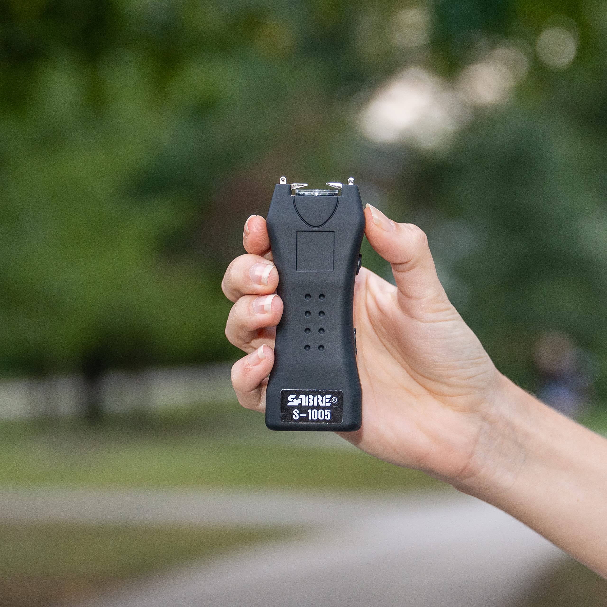 SABRE Pepper Spray & 2-in-1 Stun Gun with Flashlight, Self Defense Kit, Fast Flip Top Safety, Finger Grip for Better & Faster Aim, Painful 1.60 µC Charge, 120 Lumen LED Light, Rechargeable, 0.54 fl oz: Black